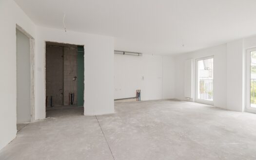 Duży salon, 3 lub 4 pokoje, balkon, kameralnie