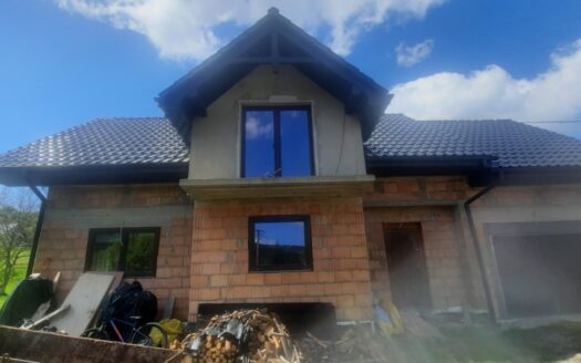 Ładny nowy dom do wykończenia w Porębie.