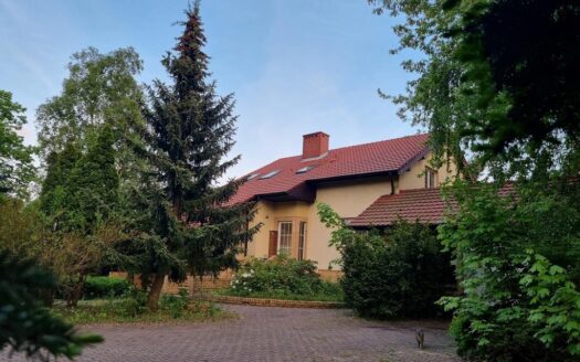 Dom na dużej zielonej działce w Puszczykowie