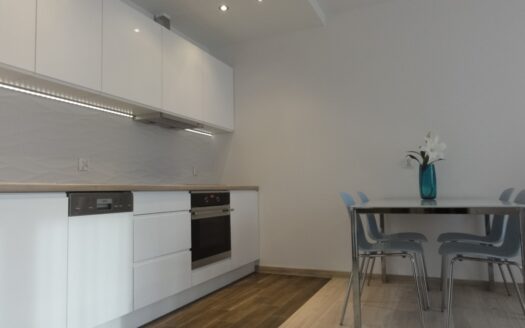 Wynajem-mieszkanie z miejscem garażowym i komórką