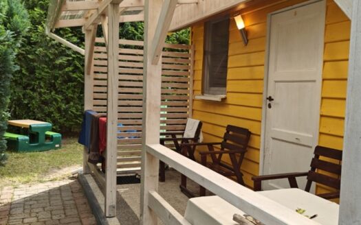 8 domków lub jeden,450m od plaży w Dębina .