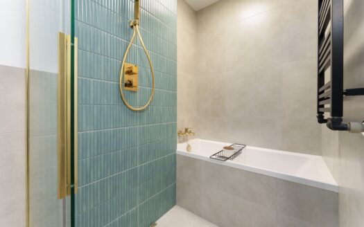 3 pok. po gen. remoncie, pokój kąpielowy, pralnia