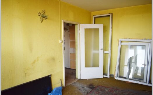 Mieszkanie na dziewiątym piętrze – do remontu.