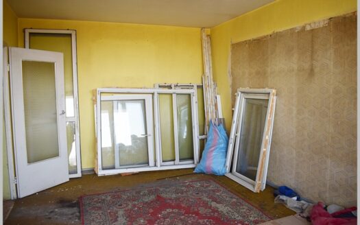 Mieszkanie na dziewiątym piętrze – do remontu.